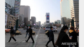 가계 여윳돈, 사상 최저…정부 곳간 ‘대풍년’에 첫 추월