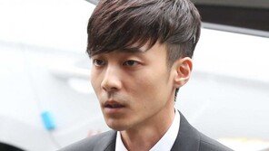 경찰 출석 로이킴, 얼굴은 ‘수척’ 머리는 ‘단정’…긴장한 모습 역력