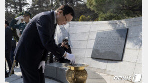 이해찬, 백범 묘역서 “새로운 100년은 평화·통일역사 써야”