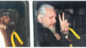 대사관 도피 7년만에 끌려나온 어산지… 美로 송환되나