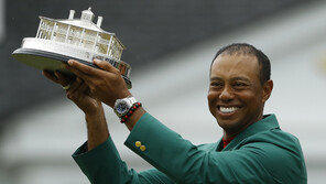 우즈에 9600만원 베팅해 13억원 대박…베팅업체는 울상