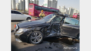 인천공항고속도 통학버스 등 4중 충돌…2명 부상