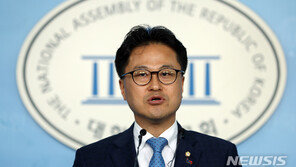 ‘성추행 혐의’ 김정우 의원, 경찰조사…“신체접촉 있었지만 실수였다”