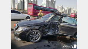 출근길 공항고속도로서 3중 충돌사고…1명 중상