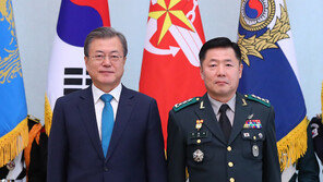 文대통령, 軍 대장급 인사 진급·보직 신고식…“항구적 평화 정착, 민족적 과제”