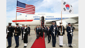 文대통령 맞았던 美앤드루스공항 ‘빛바랜 태극기’, 교체키로