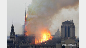 불타오른 ‘파리의 심장’…노트르담 대성당 화재에 각국 정상 애도