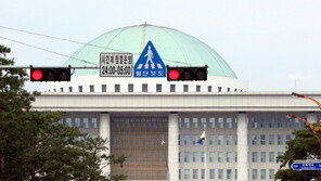 “국회의원 연봉 지나치게 많다… 성과급 · 무보수 도입해야”