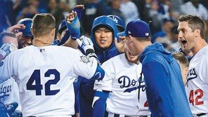 돌아온 커쇼, 7이닝 2실점… 다저스 9회말 역전 투런 환호