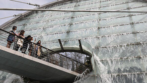 낮엔 수은주 쑥… “물이 반가워요”
