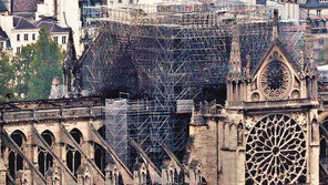 “성당안 성물부터 구조” 화마속 사투… 가시면류관 살려냈다