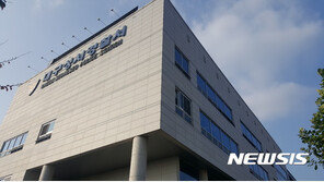 카트 반납하는 사이 ‘슬쩍’…대형마트 고객 차량서 금품 턴 30대 구속