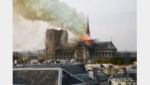 마크롱 “노트르담 대성당, 5년내 재건”…전문가 “최대 40년 걸릴수도”