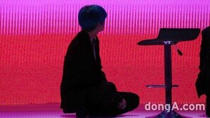 [화보]무릎 꿇은 방탄소년단. 배려도 세계적 스타