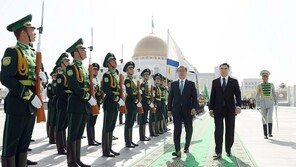 文, 투르크메니스탄 공식 환영식 참석…국빈방문 일정 시작