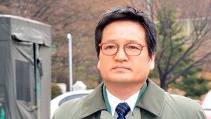 윤중천 압박 카드는 ‘개인비리’…결국 ‘김학의’ 겨눈다