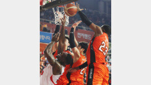 모비스 반격… ‘팟츠 빠진 전자랜드’ 팔 꺾기