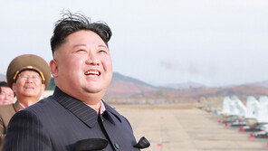 北 김정은, 전술유도무기 사격 지도 “방위력 높이는 데 큰일을”