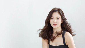 송혜교, 은근한 섹시미까지…봄 햇살 속 미모