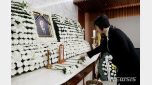 이정미, 故김홍일 빈소 조문…“민주주의 뜻 왜곡되지 않도록 할 것”