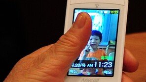 “스마트폰 피곤해”…일본서 ‘플립폰’ 다시 인기