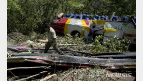 볼리비아서 버스 충돌후 협곡으로 추락…최소 25명 사망·24명 중태