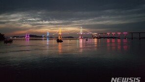 ‘천사대교 개통 효과’ 섬 관광객 급증…주말 1만4000대 달해