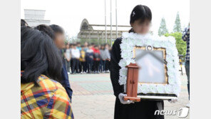 “친구야 잘가, 이제 더 이상 무서워하지마…”  운구차로 마지막 등굣길