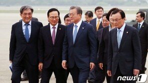 文대통령, 순방 중 부친상 공군1호기 기장 찾아가 위로