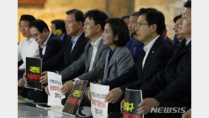 한국당, 국회서 철야농성 돌입…청와대 앞 규탄도