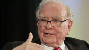 ‘공부의 귀재’ 버핏, 89세에도 책 끼고 산다