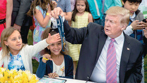 “호루라기 가질 사람?”