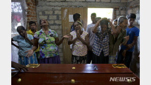 스리랑카 테러 희생자 첫 장례식…“시신 수용할 곳 없다”