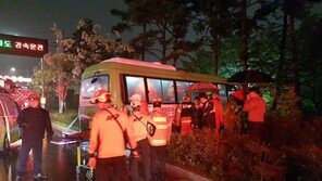 마을버스 빗길 미끄러져 가로등 충돌…승객 5명 부상