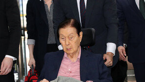 ‘고령’ 신격호 명예회장, 건강 악영향 우려 속 잠실 떠나 소공동 간다