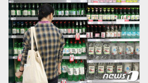 맥주 이어 ‘서민의 술’ 소주까지 줄줄이 가격 인상…도미노 될까