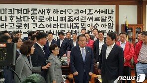 “오신환 사보임 불허하라”…한국당, 文의장실 한때 점거
