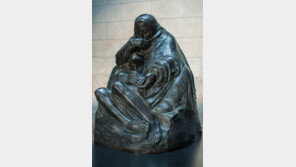 전쟁으로 아들 잃은 화가 엄마, 반전 외치는 전사가 되다