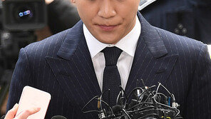 경찰, 승리 비공개 소환…생일파티 성접대 의혹 추궁