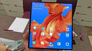 삼성 폴더블폰 출시 연기하자 화웨이 신났다