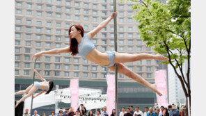 [청계천 옆 사진관] 한마리 새처럼…서울광장서 펼쳐진 ‘폴 댄스’ 공연