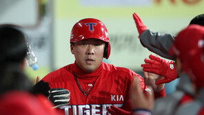 ‘득녀’ 안치홍, KBO리그 1호 경조사 휴가