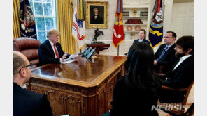 트럼프, 트위터 CEO만나 “팔로워 줄고 있다” 문제 제기