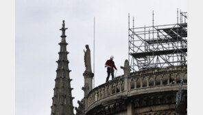 “노트르담 보수공사 근로자들이 담배 피워”…꽁초 때문에 불났을 가능성 배제할 수 없어