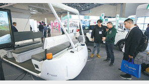 국내 중기 무인차량 둘러보는 中 관람객들