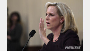 美 닐슨 前장관, ‘러시아 선거개입 트럼프에 보고 말라’ 경고받아