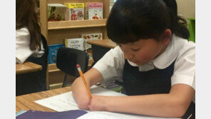 손 없이 태어난 소녀, 美 손글씨 대회서 우승