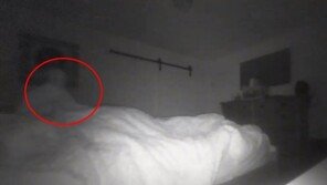 침실 헤집고 다니는 ‘이것’ 오싹…“귀신” vs “잠버릇” 