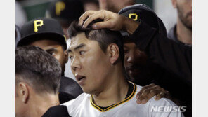 강정호, SK출신 켈리 상대로 2루타에 시즌 4호포 ‘쾅’…켈리는 2승 수확