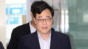 ‘셀프 후원 논란’ 김기식, 첫 재판 출석…“무죄 확신”